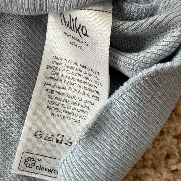 Adika NWT Long Sleeve Crop Top size small - Picture 3 of 3